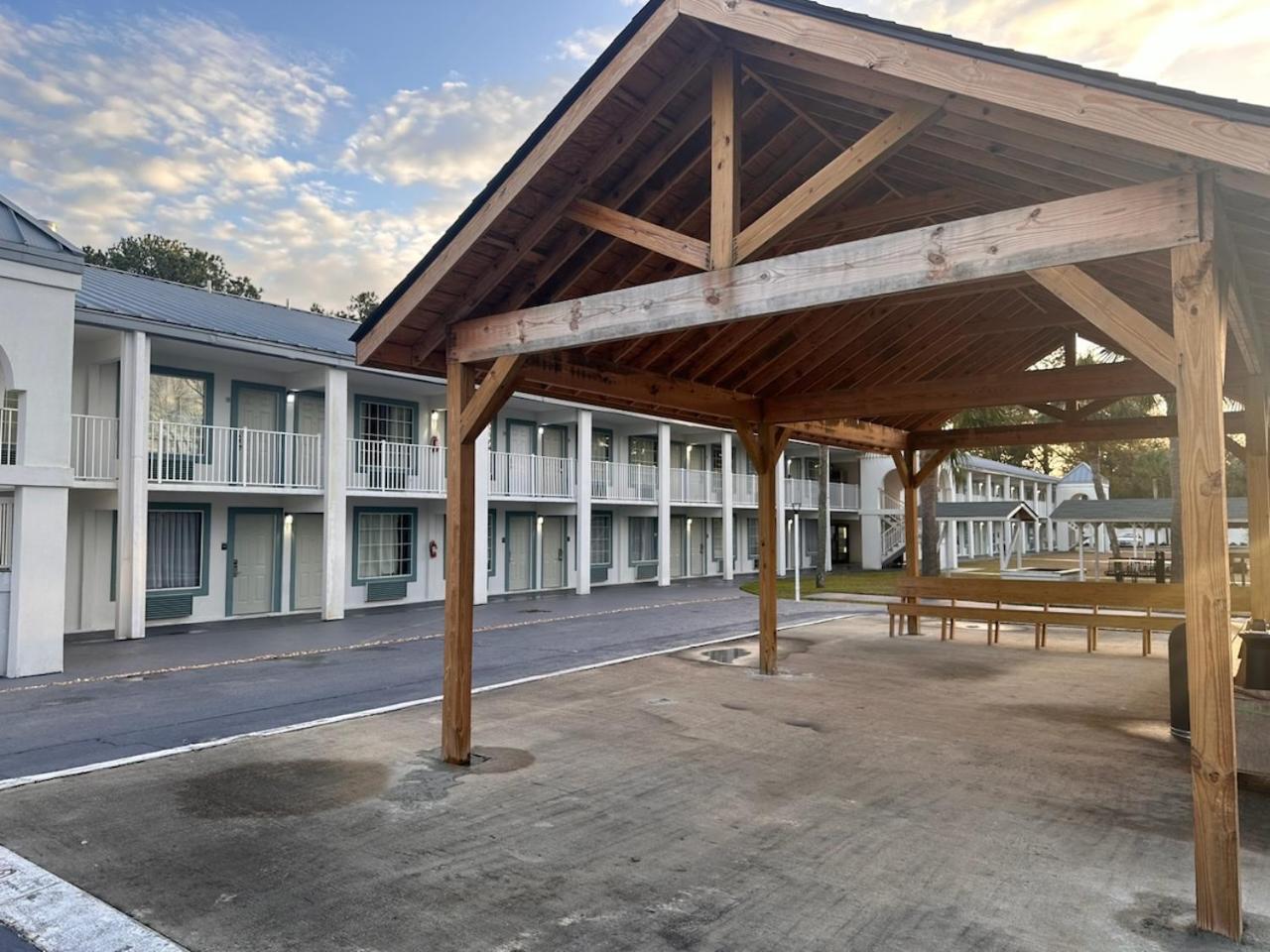 Suburban Studios By Choice Hotels - Award Winning - New 2024 - Walk To Eateries & Grocery - Ultra Sparkling - Garden Rooms - Designer Lighting & Right Off I-95 - Proudly An All American Managed Property Brunswick  Kültér fotó