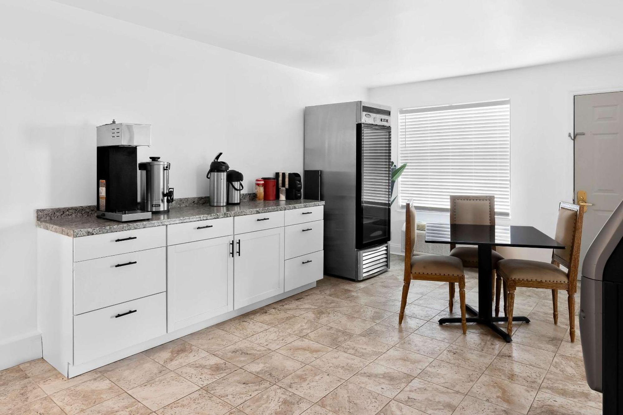 Suburban Studios By Choice Hotels - Award Winning - New 2024 - Walk To Eateries & Grocery - Ultra Sparkling - Garden Rooms - Designer Lighting & Right Off I-95 - Proudly An All American Managed Property Brunswick  Kültér fotó