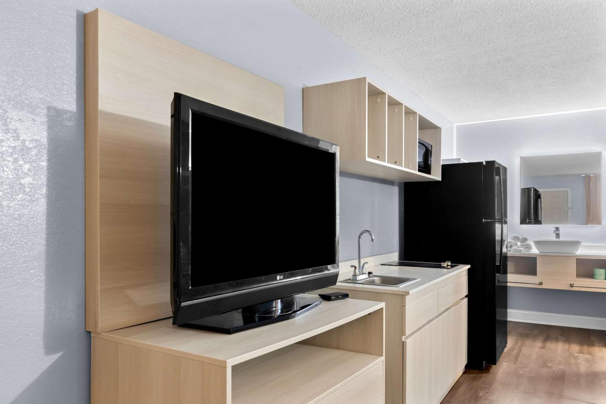 Suburban Studios By Choice Hotels - Award Winning - New 2024 - Walk To Eateries & Grocery - Ultra Sparkling - Garden Rooms - Designer Lighting & Right Off I-95 - Proudly An All American Managed Property Brunswick  Kültér fotó