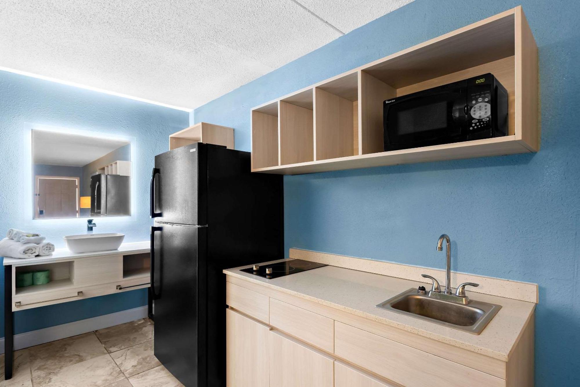 Suburban Studios By Choice Hotels - Award Winning - New 2024 - Walk To Eateries & Grocery - Ultra Sparkling - Garden Rooms - Designer Lighting & Right Off I-95 - Proudly An All American Managed Property Brunswick  Kültér fotó
