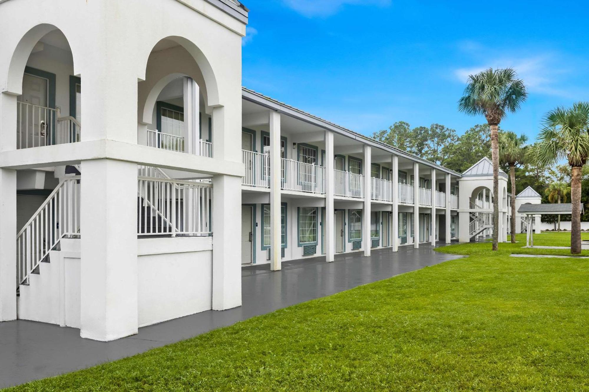 Suburban Studios By Choice Hotels - Award Winning - New 2024 - Walk To Eateries & Grocery - Ultra Sparkling - Garden Rooms - Designer Lighting & Right Off I-95 - Proudly An All American Managed Property Brunswick  Kültér fotó