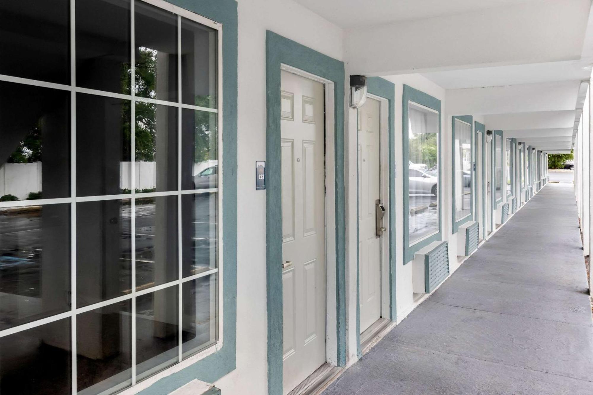Suburban Studios By Choice Hotels - Award Winning - New 2024 - Walk To Eateries & Grocery - Ultra Sparkling - Garden Rooms - Designer Lighting & Right Off I-95 - Proudly An All American Managed Property Brunswick  Kültér fotó