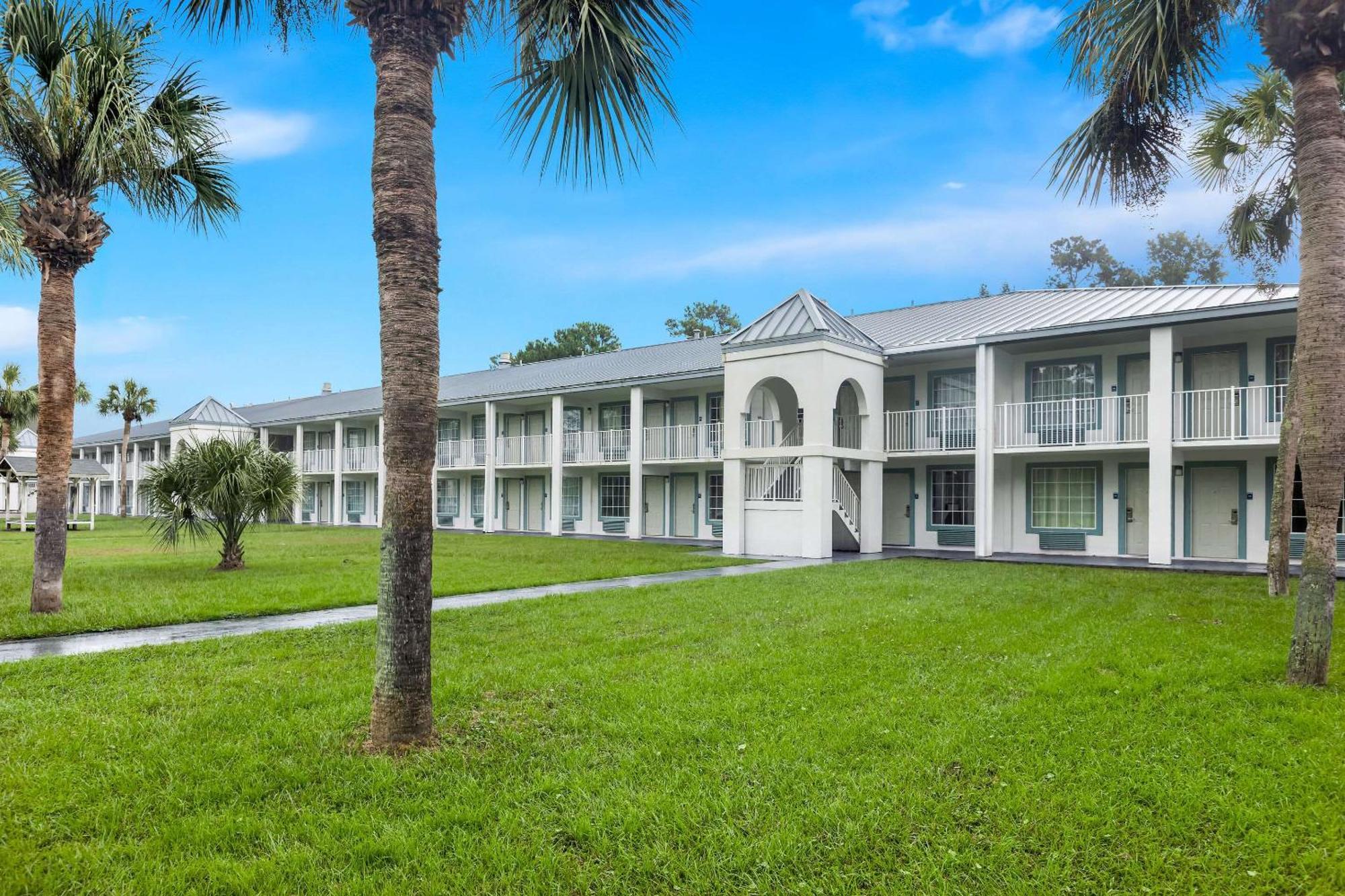 Suburban Studios By Choice Hotels - Award Winning - New 2024 - Walk To Eateries & Grocery - Ultra Sparkling - Garden Rooms - Designer Lighting & Right Off I-95 - Proudly An All American Managed Property Brunswick  Kültér fotó